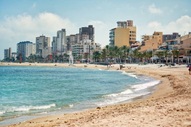 El Campello, İspanya - 22 Mayıs 2018: Sandy beach ve cityscape El Campello. El Campello kıyı tatil beldesi Costa Blanca üzerinde olduğunu. Alicante, İspanya