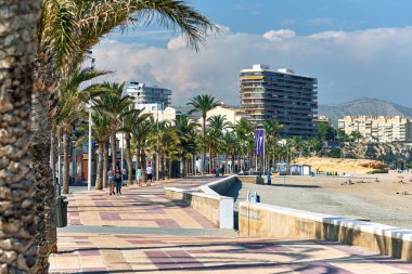 El Campello, İspanya - 22 Mayıs 2018: insanlar El Campello sahilinde palmiye kaplı sahil boyunca yürüyüş. Alicante, Costa Blanca, İspanya