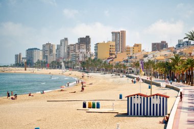 El Campello, İspanya - 22 Mayıs 2018: Sandy beach ve cityscape El Campello. El Campello kıyı tatil beldesi Costa Blanca üzerinde olduğunu. Alicante, İspanya