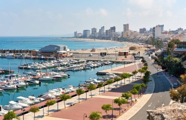 Cityscape ve El Campello Limanı. El Campello kıyı tatil beldesi Costa Blanca üzerinde olduğunu. Alicante, İspanya