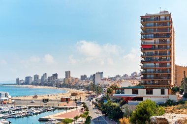 Cityscape ve El Campello Limanı. El Campello kıyı tatil beldesi Costa Blanca üzerinde olduğunu. Alicante, İspanya