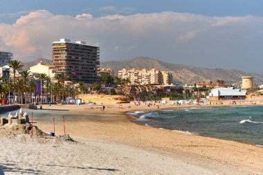 Sandy beach ve cityscape El Campello. El Campello kıyı tatil beldesi Costa Blanca üzerinde olduğunu. Alicante, İspanya