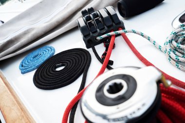 Yelkenli teknede halatla vinç