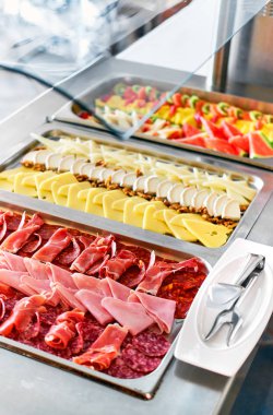 Tepsiler çeşitli lezzetli meze yakın çekim ile açık büfe. Otelin kahvaltı. Açık büfe.