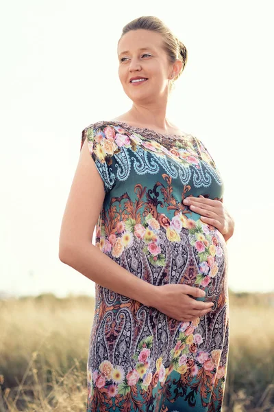 Atractiva Mujer Embarazada Aire Libre — Foto de Stock