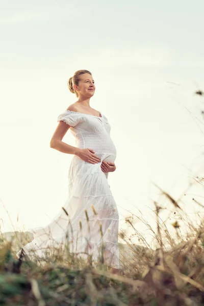 Привлекательная Беременная Женщина Открытом Воздухе — стоковое фото