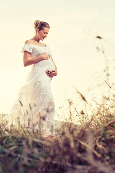 Aantrekkelijke Zwangere Vrouw Buitenshuis — Stockfoto