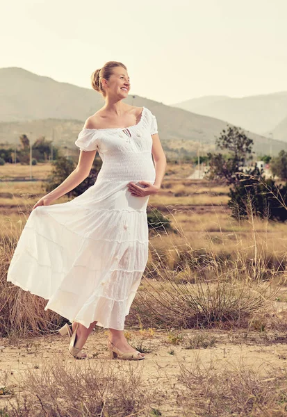 Attractive Pregnant Woman Outdoors — Stock Photo, Image