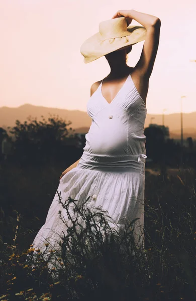 Вагітна Жінка Білій Довгій Сукні Капелюсі Позує Відкритому Повітрі — стокове фото