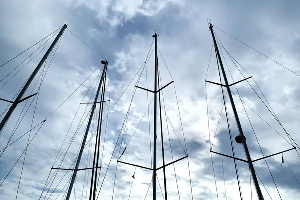 Barco Mástiles Sobre Azul Cielo Nublado Fondo — Foto de Stock