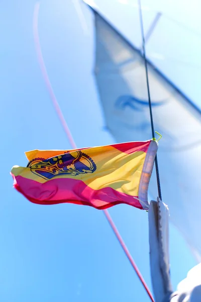 Jachten Ensign Spanje Wuiven Wind Tegen Blauwe Hemelachtergrond Zonnig Weer — Stockfoto