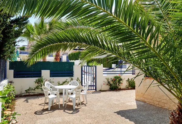 Mooie Tuin Met Palmbomen Tafel Stoelen Spanje — Stockfoto