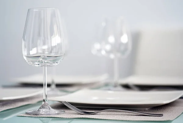 Table Setting Wine Glasses Cutlery Plates — Stock Photo, Image