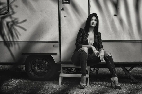 Sexy Brunette Woman Sitting Camper Trailer Black White Image — Stock Photo, Image