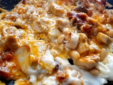 Bir kızarmış yumurta tavuk ve fasulye Close-up. Besleyici kahvaltı