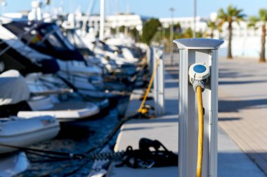 Bağlantı teknelerin elektrik ve su liman kıyı panel. Ibiza Adası. İspanya
