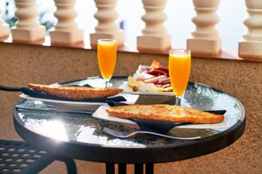 Açık havada restoran. Klasik kahvaltı ile sofra. Portakal suyu ve tost