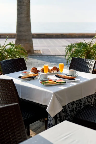 Restaurante Aire Libre Establecimiento Mesa Con Desayuno Clásico Zumo Naranja —  Fotos de Stock