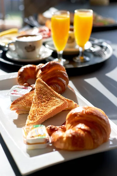 Frühstück Mit Kaffee Orangensaft Croissant Toastbrot Und Marmelade Selektiver Fokus — Stockfoto