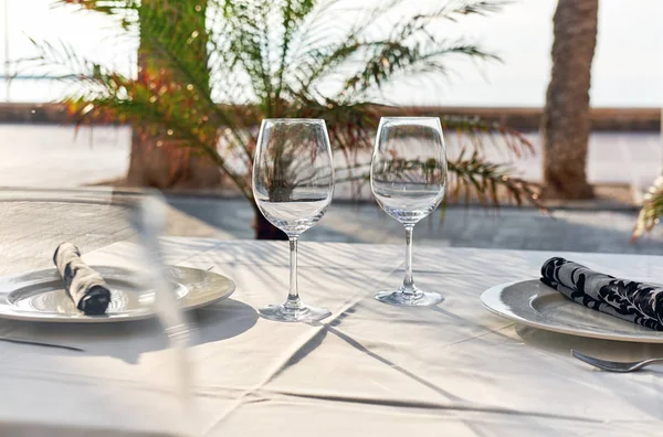 Cenário Mesa Com Copos Vinho Talheres Pratos Restaurante Livre Paisagem — Fotografia de Stock