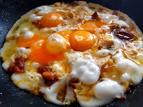 Nahaufnahme Eines Spiegeleiers Mit Geflügel Und Bohnen Nährstoffreiches Frühstück — Stockfoto