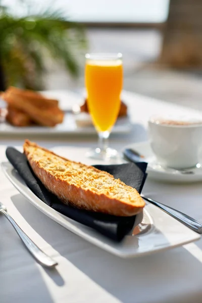 Openlucht Restaurant Instelling Van Tabel Met Klassieke Ontbijt Jus Orange — Stockfoto
