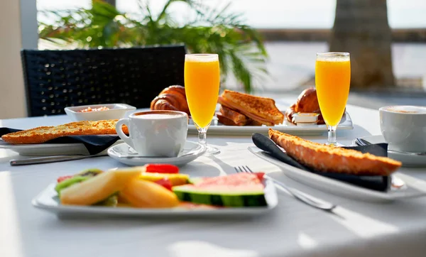 Außengastronomie Tischdekoration Mit Klassischem Frühstück Orangensaft Obst Und Gebäck — Stockfoto