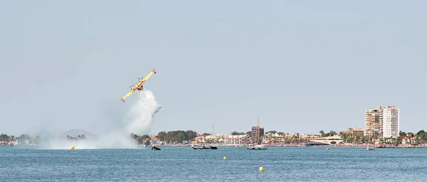 西班牙圣哈维尔 2018年6月10日 圣哈维尔航空展 这是穆尔西亚最引人注目的事件之一 直升机和降落伞展示队陪同的特技飞行队 — 图库照片
