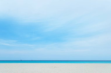 Bulutlu gökyüzü, Turkuaz Akdeniz ve beyaz kum plaj Formentera Adası. Balear Adaları. İspanya
