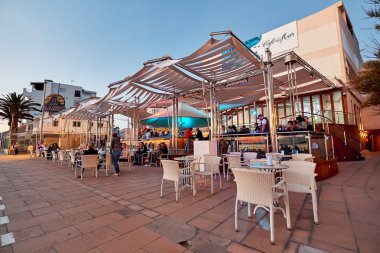 Ibiza Adası, İspanya - 1 Mayıs 2018: Günbatımı Cafe Del Mar kafede insanlar. Gün batımı ve lounge müzik için görünümler için ünlü bir yer. Ibiza, Balear Adaları. İspanya