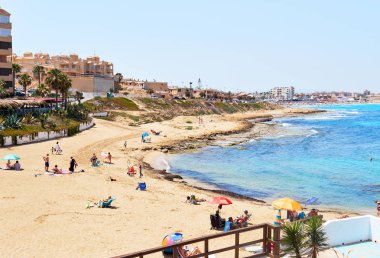 La Mata, İspanya - 25 Haziran 2018: Cala de Cabo Cervera Beach'te Torrevieja tatil beldesi. Costa Blanca. İspanya