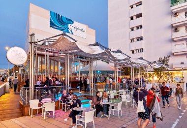 Ibiza Adası, İspanya - 1 Mayıs 2018: Günbatımı Cafe Del Mar kafede insanlar. Gün batımı ve lounge müzik için görünümler için ünlü bir yer. Ibiza, Balear Adaları. İspanya