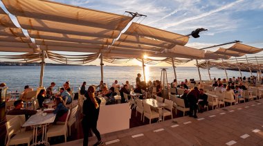 Ibiza Adası, İspanya - 1 Mayıs 2018: İnsanların kalabalıklar Savannah Cafe, Ibiza West Coast üzerinde sahil terasında gün batımını karşılamak. Gün batımı ve lounge müzik için görünümler için ünlü bir yer. Ibiza, Balear Adaları. İspanya