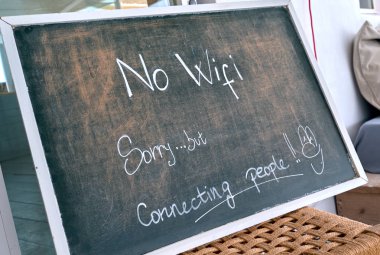 Wi Fi iz yok. Üzgünüz, ama bağlantı insanlar - tebeşir metin restoranda yazı tahtası üzerinde yazılı. Birbirimizi kavramı konuşmak