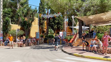 Ibiza Adası, İspanya - 2 Mayıs 2018: Hippi pazarı girişine insanlar. Bu Pazar doldurulmuş dolu öğeleri üzerinden dünyanın her yerinden birçok el yapımı. Hippi Pazar beri 1970 s hippi topluluğu tarafından organize. Balear Adaları. İspanya