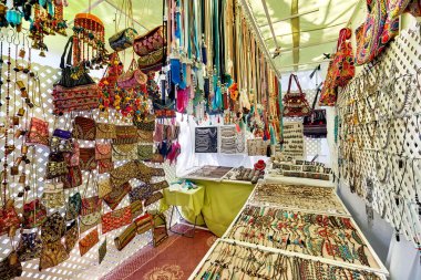 Ibiza Adası, İspanya - 2 Mayıs 2018: Ahır tam bir el yapımı moda aksesuarları, gümüş takı değerli taşlar ve Bohem tarzı çanta Ibiza Adası'nın hippi piyasada. Hippi pazarı hippi topluluğu tarafından 1970'lerden beri organize etti. İspanya