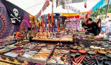 Ibiza Adası, İspanya - 2 Mayıs 2018: Çok renkli şey sigara ve sigara içenler hippi Market için. Hippi pazarı hippi topluluğu tarafından 1970'lerden beri organize etti. Balear Adaları İspanya