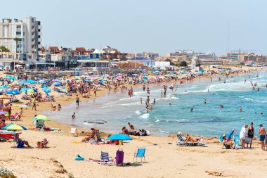 La Mata, İspanya - 25 Haziran 2018: Kalabalık insan yaz La Mata plaj üzerinde. Costa Blanca. İspanya