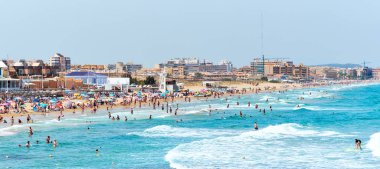 La Mata, İspanya - 25 Haziran 2018: Kalabalık insan yaz La Mata plaj üzerinde. Costa Blanca. İspanya