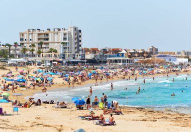 La Mata, İspanya - 25 Haziran 2018: Kalabalık insan yaz La Mata plaj üzerinde. Costa Blanca. İspanya