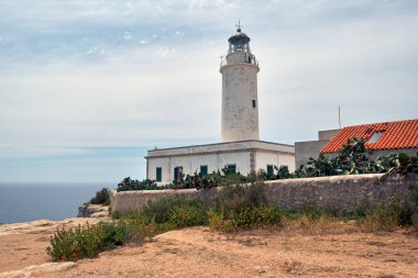 La Mola Formentera Adası Deniz feneri. Efsaneye göre bu ilham için onun romanları Hector Serdavac Julio Verne ve dünyanın sonu deniz feneri çünkü bu deniz feneri ünlüdür. Balear Adaları. İspanya