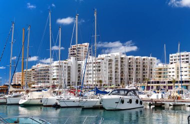 San Antonio de Portmany bağlantı noktası. San Antonio (Ayrıca Sant Antoni) Ibiza ikinci büyük şehridir. Balear Adaları. İspanya