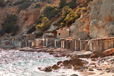 Cala d'Hort plaj ve tekne garajlar. Ibiza Adası, Balear Adaları. İspanya