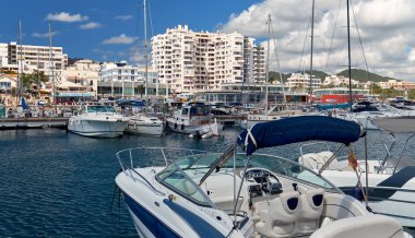 San Antonio de Portmany bağlantı noktası. San Antonio (Ayrıca Sant Antoni) Ibiza ikinci büyük şehridir. Balear Adaları. İspanya