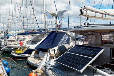Güneş paneli üzerindeki Moored yat limanında. Ibiza Adası. Balear Adaları. İspanya