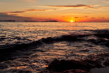 Ibiza Adası'pitoresk parlak gün batımı. Balear Adaları. İspanya