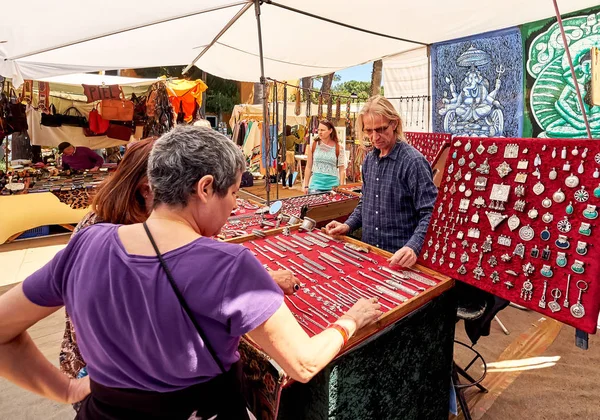 Ibiza Adası, İspanya - 2 Mayıs 2018: Satıcı ve alıcılar hippi piyasada Ibiza Adası'nın. Durak satan moda aksesuarları ve değerli taşlar ile gümüş takı. Hippi pazarı hippi topluluğu tarafından 1970'lerden beri organize etti. Balear Adaları İspanya