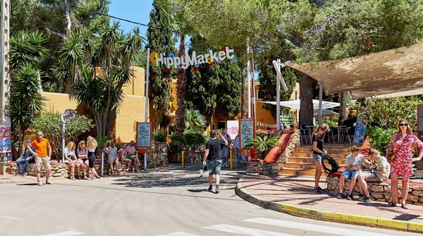 Ibiza Spanien Maj 2018 Människor Nära Ingången Till Hippy Marknaden — Stockfoto