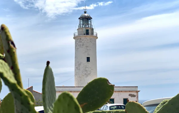 フォルメンテラ島のラ モラ灯台 伝説によると それはフリオ ヴェルヌの小説ヘクター Serdavac と世界の終わりの灯台影響を与えたために この灯台が有名です バレアレス諸島 スペイン — ストック写真