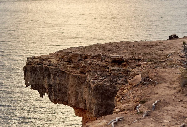 Cliff Και Μεσόγειο Θάλασσα Στο Ηλιοβασίλεμα Ibiza Island Balearic Νησιά — Φωτογραφία Αρχείου
